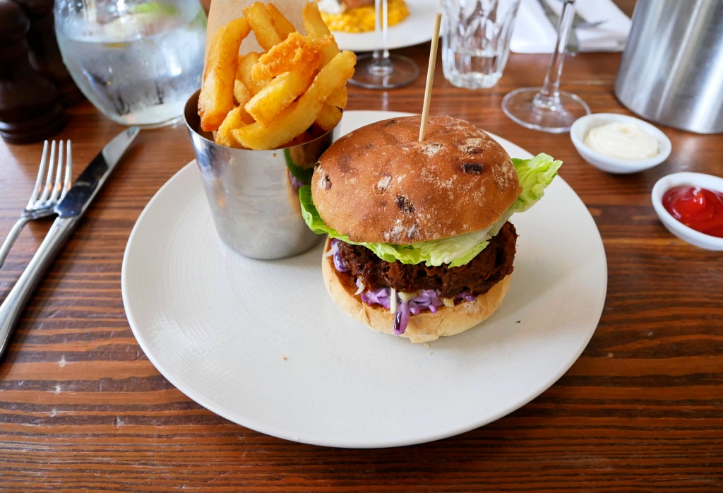 Pulled Pork Burger with Chips